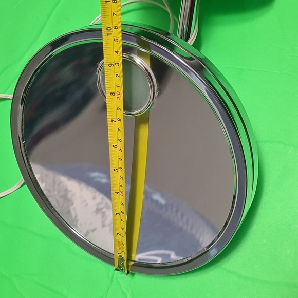 Magnifying Make Up Mirror with light portable lamp - Picture 6 of 9